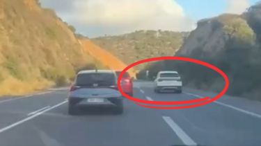 αυτοκίνητο προσπερνάει από τα δεξιά