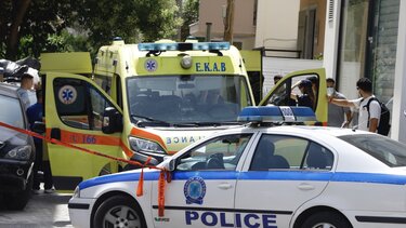 Περιπολικό και ασθενοφόρο του ΕΚΑΒ