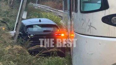 Συγκρουση προαστιακου με όχημα