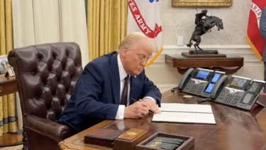 Ο Ντόναλντ Τραμπ υπογράφει