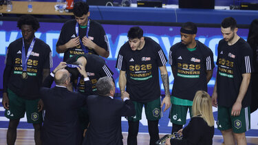 Απονομές μεταλλίων από τον Περιφερειάρχη Κρήτης και τον Πρόεδρο της ΕΟΚ στους νικητές του 50ου Κυπέλου Ελλάδας