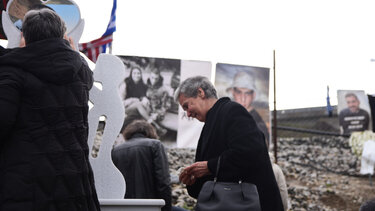 «Ραγίζουν πέτρες»… Συγγενείς θυμάτων στο σημείο της τραγωδίας των Τεμπών