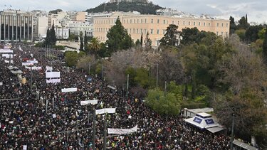 Ανατριχιαστική ενός λεπτού σιγή στο Σύνταγμα για τα θύματα των Τεμπών