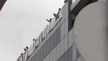 Παρέμβαση Ρουβίκωνα στα γραφεία της Hellenic Train