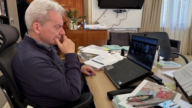 Καλοκαιρινός, Τηλεδιάσκεψη 