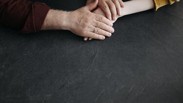 ανθρωποι που κρατανε χέρια