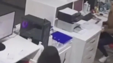 γυναίκες ενώ κάνει σεισμό