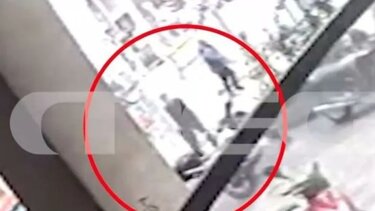 Ομόνοια: Βίντεο από τη στιγμή που οι εργαζόμενοι μεταφέρουν τη σορό του άστεγου