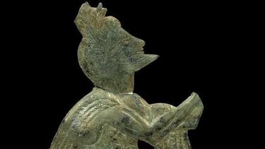 Χάλκινο έλασμα με ανάγλυφη παράσταση Ερμή.