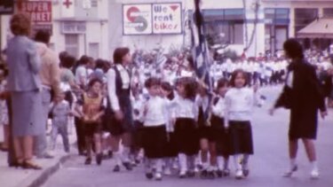 Μάλια, παρέλαση