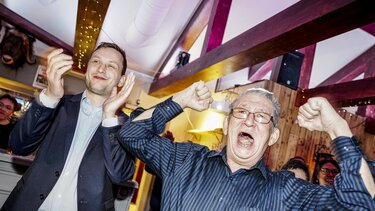 Αριστερά ο πρόεδρος των Δημοκρατικών Jens-Frederik Nielsen πανηγυρίζει για τη νίκη του 