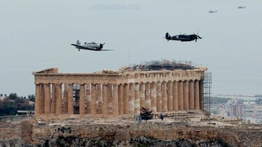 25η Μαρτίου: Εντυπωσίασαν τα μαχητικά αεροσκάφη πάνω από την Ακρόπολη
