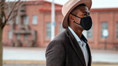 ανδρας με μάσκα