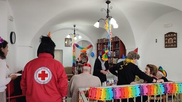 Σαμαρείτες, Ερυθρός Σταυρός, Ηλικιωμένη