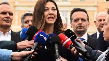 Σοφία Ζαχαράκη έξω από τη Βουλή