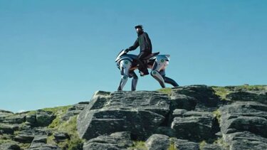 Στιγμιότυπο από το βίντεο της παρουσίασης του ρομπότ-αλόγου CORLEO της Kawasaki