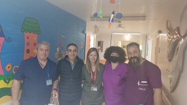 Λαμπάδες και σοκολατένια αυγά στα παιδιά στο ΠΑΓΝΗ