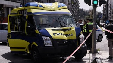 Πώς έγινε το τροχαίο με το ασθενοφόρο - Σε σοβαρή κατάσταση μία εκ των πεζών που τραυματίστηκαν