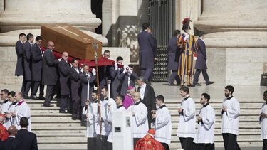 Παγκόσμιο αντίο για τον πάπα Φραγκίσκο: Η συγκινητική τελετή και η ταφή του