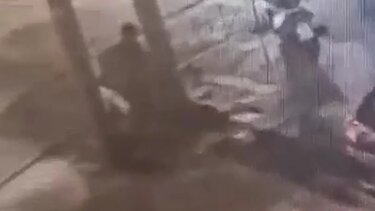 Hellenic Train: Η στιγμή που ο δράστης τοποθετεί τον εκρηκτικό μηχανισμό