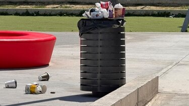Ξεχειλίζουν τα σκουπίδια εκεί που παίζουν παιδιά