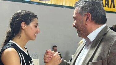 Συγκίνηση: ο περήφανος πατέρας- αντιπεριφερειάρχης βραβεύει την πρωταθλήτρια κόρη του !