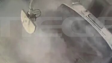 Βίντεο ντοκουμέντο από το σοκαριστικό τροχαίο στα διόδια του Πολυμύλου της Εγνατίας Οδού το μεσημέρι της Μεγάλης Τρίτης που είχε σαν αποτέλεσμα ένα ζευγάρι να απανθρακωθεί μέσα στο αυτοκίνητο του κι άλλα τέσσερα άτομα να τραυματιστούν, φέρνει στο φως της δημοσιότητας το MEGA.