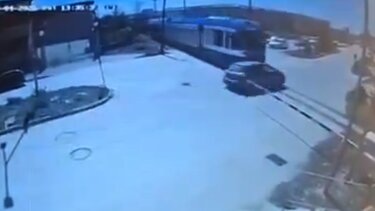 Πάτρα: Βίντεο από τη στιγμή της σύγκρουσης τρένου με ΙΧ