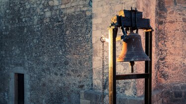 Καμπάνα, εκκλησία, μοναστήρι