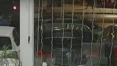 Video: Ο «μυστηριώδης» άνδρας με το σακίδιο πριν από την έκρηξη στην Hellenic Train