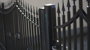 Προκαταρκτική έρευνα για τον τραυματισμό του 2χρονου αγοριού από πτώση καγκελόπορτας στο Ωραιόκαστρο	