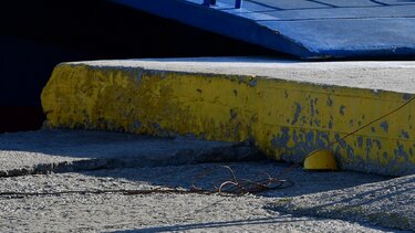 Πρόσκρουση πλοίου στο λιμάνι της Τήνου 