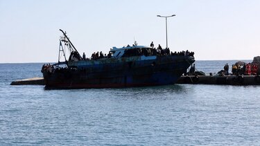 Υπό συνθήκες καύσωνα …υγειονομική βόμβα οι περίπου 140 μετανάστες στο λιμάνι Ηρακλείου!