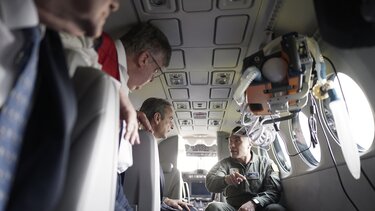 Ο Κυριάκος Μητσοτάκης επισκέφθηκε στην Ελευσίνα το νέο αεροπλάνο διακομιδών του ΕΚΑΒ