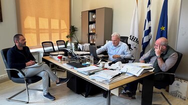 Καλοκαιρινός, Σύσκεψη, Σκουπίδια