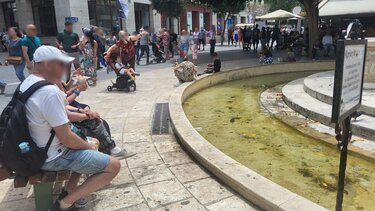 Σουβλάκι με θέα ... τον βούρκο στα Λιοντάρια!