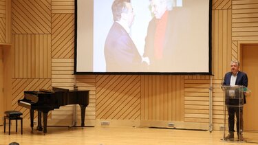 Αρναουτάκης Μικης Θεοδωράκης