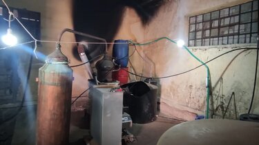 παράνομο αποστακτήριο – συσκευαστήριο αλκοολούχων ποτών