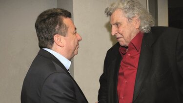 Αρναουτάκης, Θεοδωράκης