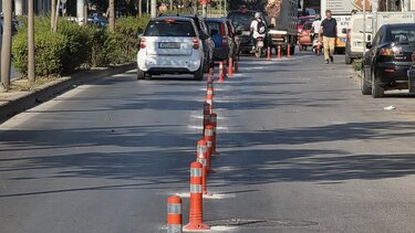 "Η λύση είναι απλή: περισσότερα κολωνάκια, λιγότερο χάος στους δρόμους!"