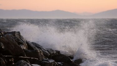 κύματα βράχια θάλασσα