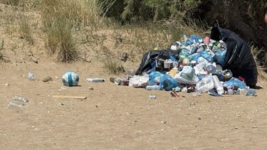 Σκουπίδια, Παραλία, Καρτερός 