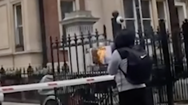 Ανδρας καιει το κοράνι 