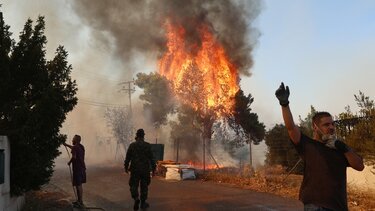 Η φωτιά μπήκε στο Κρυονέρι, καίγονται σπίτια