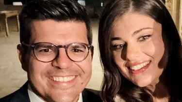 Έλαμπαν από ευτυχία, έχοντας στην αγκαλιά τους τον μονάκριβο γιο τους