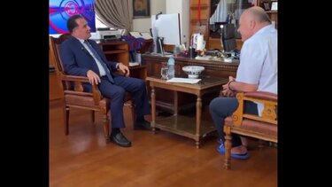 Διάλογος Άδωνι Γεωργιάδη - Αχιλλέα Μπέου on camera... με ποδοσφαιρικούς όρους και... παντόφλες