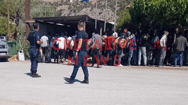 Με πολεμικό πλοίο από την Κρήτη στον Πειραιά οι παράνομοι μετανάστες