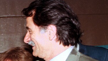 Ένα ιστορικό εύρημα: Το αυτοκίνητο του Αντώνη Τρίτση ξεχασμένο σε πάρκινγκ του Δήμου Αθηναίων