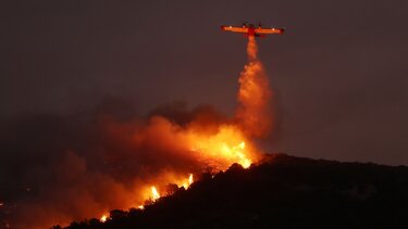 Ανεξέλεγκτη η φωτιά στην Κερατέα με ένα νεκρό και καμένα σπίτια