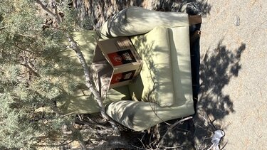 Η πολυθρόνα και η κούτα σε θερινές διακοπές 